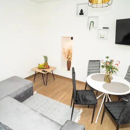 Downhill On The Groundfloor Apartament